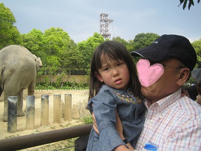 動物園でおじいちゃんと.jpg